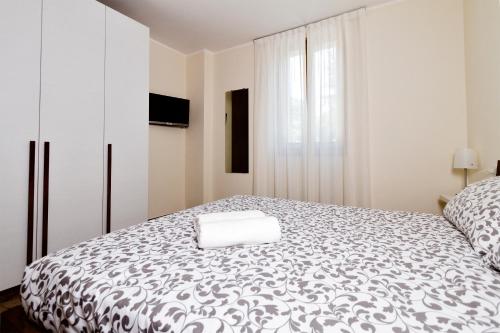 a bedroom with a bed with a black and white comforter at Andirivieni Bellagio Guest House in Bellagio
