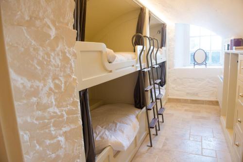 Cette chambre dispose d'un couloir avec des lits superposés. dans l'établissement 51 Degrees North, à Crosshaven