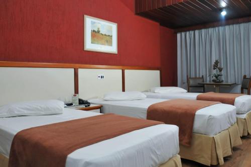 Un pat sau paturi într-o cameră la Inter Plaza Hotel