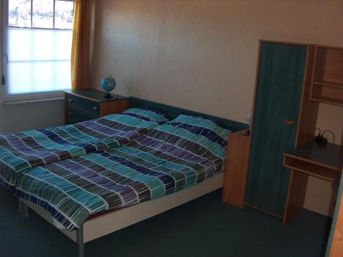 ein Schlafzimmer mit einem Bett, einer Kommode und einem Fenster in der Unterkunft Ferienwohnung Trollmann in Schmalkalden