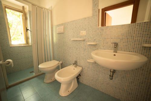 bagno con lavandino e servizi igienici di Casa Vacanze Villa Francesca a Peschici