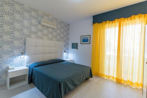 Postel nebo postele na pokoji v ubytování Nelson Hotel