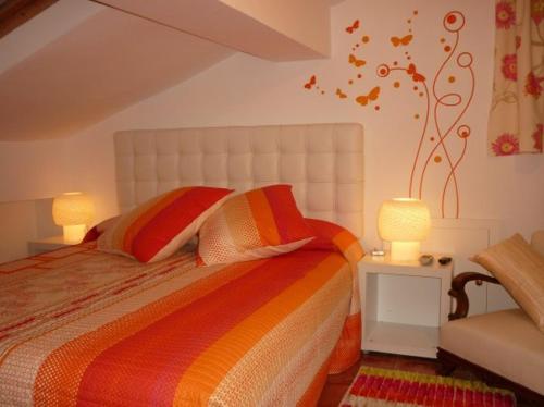 1 dormitorio con 1 cama con 2 almohadas y 2 lámparas en El Molino de Floren, en Santo Domingo de la Calzada