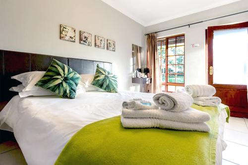 Un pat sau paturi într-o cameră la OR Tambo Guest House