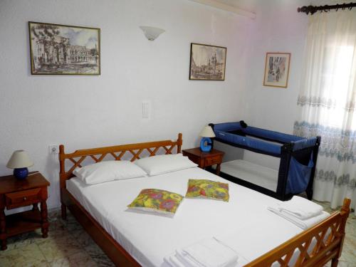 Кровать или кровати в номере Akis Apartments Kontogialos-Pelekas