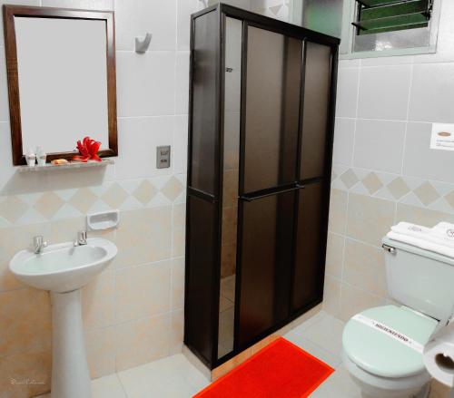 Hotel Monserrat في كوتشابامبا: حمام مع دش ومرحاض ومغسلة