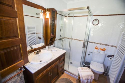 カマリーニャスにあるA Casa da Gandaraのバスルーム(シャワー、洗面台、トイレ付)