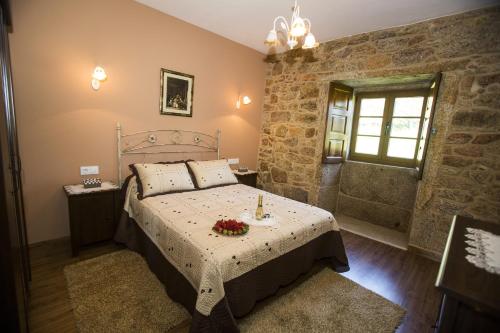 カマリーニャスにあるA Casa da Gandaraの石壁のベッドルーム1室(ベッド1台付)