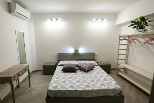 Un pat sau paturi într-o cameră la Affittacamere San Lorenzo