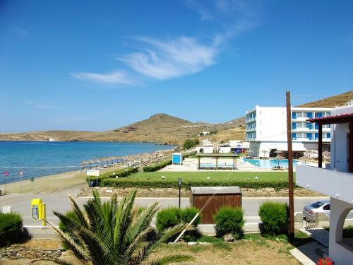 uma vista para uma praia com um edifício e o oceano em Vrahos Studios em Kionia