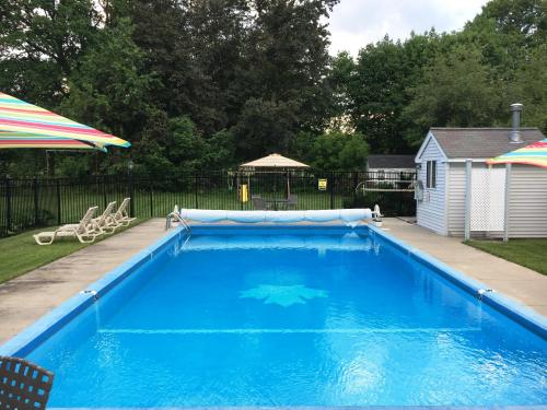 Bazén v ubytování Maple Terrace Motel nebo v jeho okolí