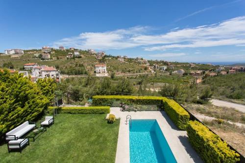 una vista aérea de un jardín con piscina en Sia's Luxury Maisonette en Pikérmion