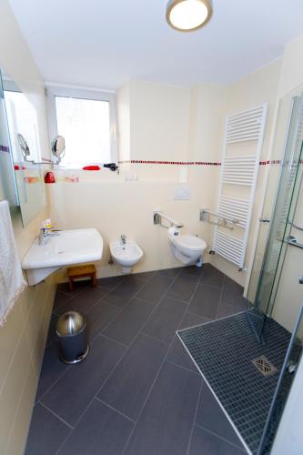 a bathroom with two sinks and a shower at Korbmacherhaus in Bodenwerder