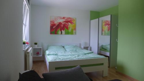 Schlafzimmer mit einem Bett mit Wandgemälde in der Unterkunft Appartement Schultz - Grüne Aue in Braunlage