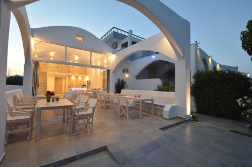 un patio al aire libre con mesa y sillas en Kathara Bay Apartments en Faliraki