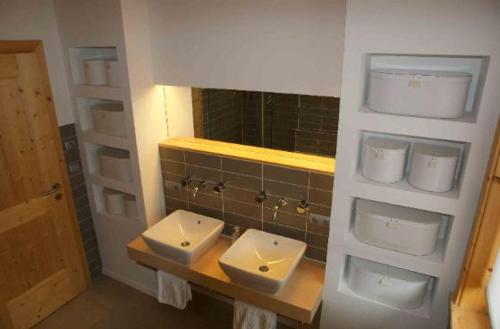 ニーデラウにあるAdo's Hausのバスルーム(洗面台2台、鏡付)