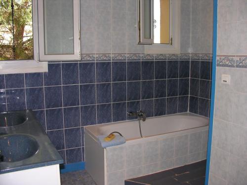 une salle de bain avec une baignoire et un lavabo dans l'établissement Coeur de Lavande, à Bédarrides