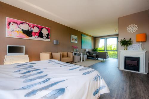 - une chambre avec un grand lit et une cheminée dans l'établissement B&B Beach Inn, à Scheveningen
