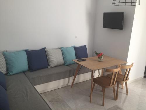 una sala de estar con un sofá y una mesa en Ansi Studios & Apartments, en Almyrida