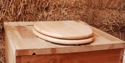 a stack of three toilets on a cutting board at Yourte d'Aiguevives in Céré-la-Ronde