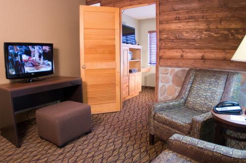 a living room with a tv and a couch and a chair at Holiday Inn Express Grand Canyon, an IHG Hotel in Tusayan