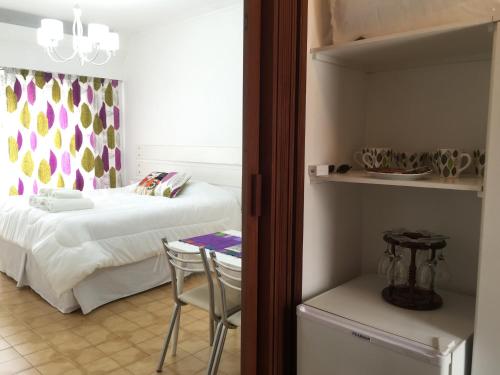 1 dormitorio con 1 cama, mesa y sillas en Barbara Suite Obelisco Best Location ig barbarasuites en Buenos Aires