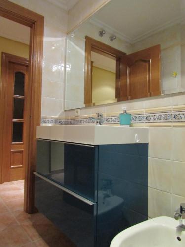 a bathroom with a sink and a mirror at Casa en ambiente tranquilo y relajante in Garray