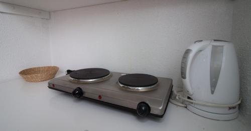 a toaster sitting on a counter next to a appliance at JMJ Departamentos Amoblados Ocarrol in Rancagua
