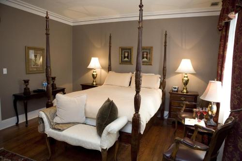 Кровать или кровати в номере The Belvedere Inn & Restaurant