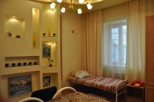 エイスクにあるGuest House on Eniseyskayaのリビングルーム(ベンチ、窓付)