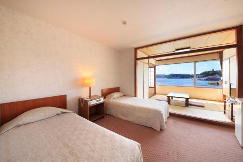Кровать или кровати в номере Hirado Kaijyo Hotel