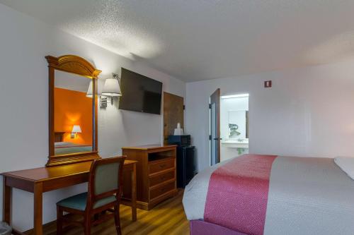 En eller flere senger på et rom på Motel 6 Waycross