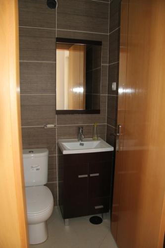 プライアにあるApartamento Antónioのトイレと洗面台のある小さなバスルーム