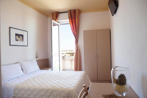Postel nebo postele na pokoji v ubytování Hotel Salsedine " 5 mt from the Beach ! "