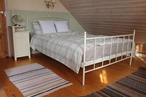 Postel nebo postele na pokoji v ubytování Toominga Seaside Cottage