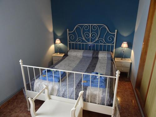 トレビエハにあるChalet Mirador de los Balconesの青い壁のベッドルーム1室
