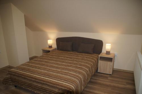 En eller flere senge i et værelse på Főnix Apartman