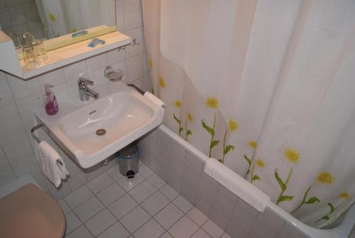 A bathroom at Bellevue Bären Hotel & Restaurant