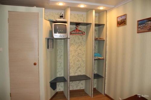 ゲレンジークにあるGuest house Priboynaya ulitsa 8のクローゼット(テレビ付)が備わる客室です。