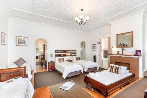 Postel nebo postele na pokoji v ubytování The Madsen Boutique Hotel