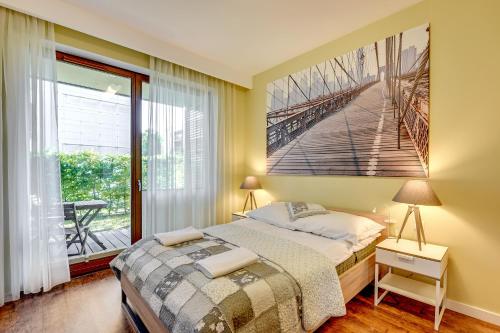 Säng eller sängar i ett rum på Apartament La Vita Nadmorski