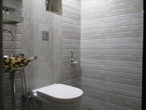 La salle de bains est pourvue d'une douche et de toilettes. dans l'établissement Hotel Sapna, à Mumbai