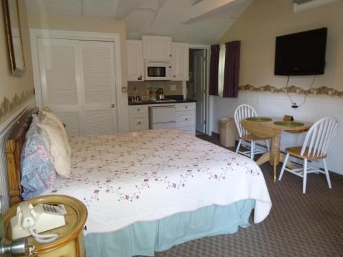 Cucina o angolo cottura di Falmouth Heights Motor Lodge