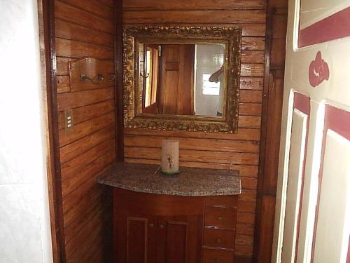 bagno con specchio e bancone con lavandino di El Viejo Vagon 1908 a San Rafael