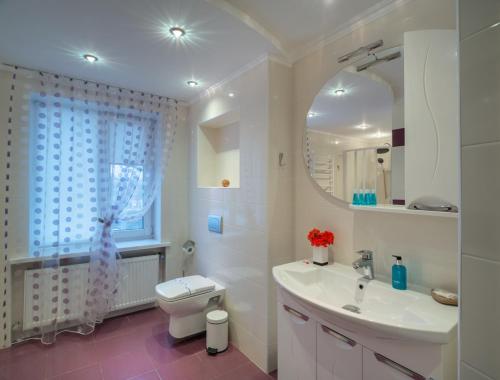 Ett badrum på Vele Rosse Hotel, business & leisure
