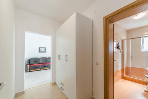 Et badeværelse på Apartments Brekalo