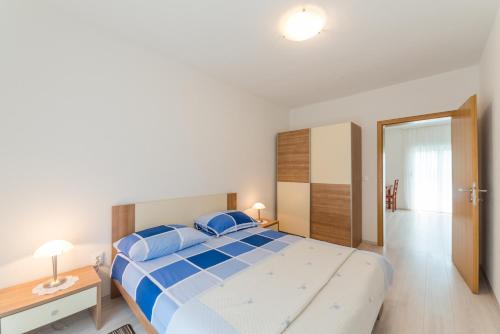 En eller flere senge i et værelse på Apartments Brekalo