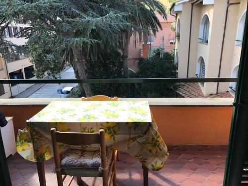 マルチャーナ・マリーナにあるMono Loggeの景色を望むバルコニー(テーブル、椅子付)