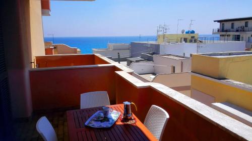 ガリポリにあるCasa Mare Gallipoliのテーブルと椅子、海の景色を望むバルコニー
