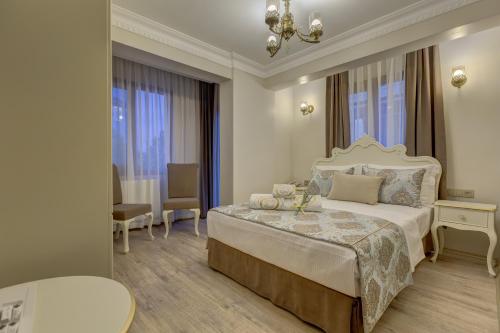 เตียงในห้องที่ Cunda Özerbey Konağı